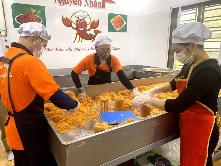Cơ sở sản xuất Ruốc tép Nguyên Nhàn (TX Quảng Yên) đẩy mạnh sản xuất phục vụ thị trường tết.