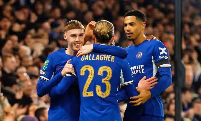 Cole Palmer (trái) mừng cú đúp trong trận Chelsea thắng Middlesbrough 6-1 tại bán kết lượt về Cup Liên đoàn Anh trên sân Stamford Bridge, thành phố London, tối 23/1/2024. Ảnh: Guardian