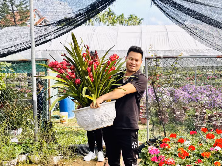 Người dân đã tới vườn sớm để chọn cho gia đình những chậu hoa ưng ý nhất.