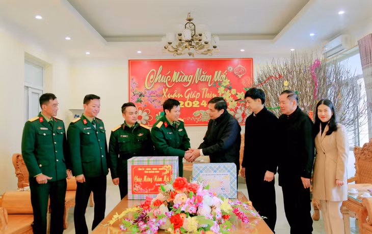 Đồng chí Vũ Văn Diện, Ủy viên BTV Tỉnh ủy, Phó Chủ tịch UBND tỉnh thăm, tặng quà và chúc Tết Lữ đoàn Tăng thiết giáp 405 (Quân khu 3).