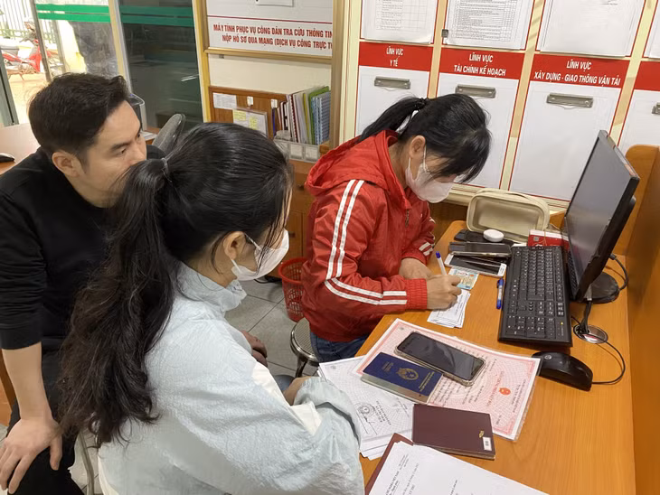 Viettel bố trí nhân viên cấp chữ ký số, chuẩn hóa thông tin thuê bao di động cho công dân tại Trung tâm Hành chính công TX Quảng Yên.
