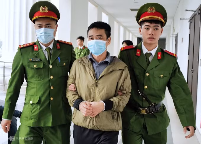 Phan Quốc Việt bị dẫn giải tới tòa, sáng 8/1. Ảnh: Ngọc Thành