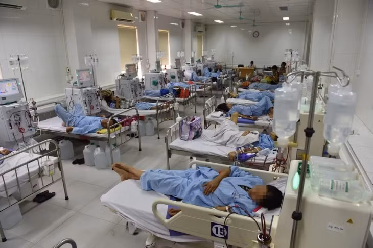 Bên trong phòng chạy thận nhân tạo, nơi người bệnh suy thận mạn gần như phụ thuộc vào phương pháp này suốt đời hoặc đến khi được ghép thận. Ảnh: Việt Linh.