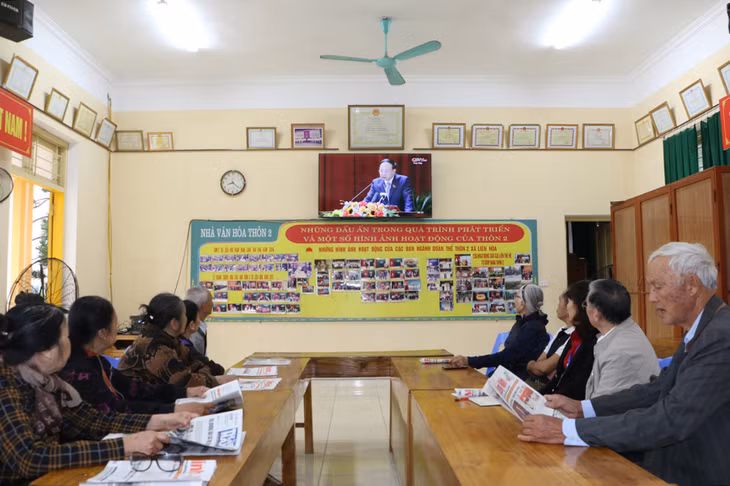 Nhân dân thôn 2, xã Liên Hòa (TX Quảng Yên) theo dõi một chương trình truyền hình trực tiếp trên kênh QTV1 của Trung tâm Truyền thông tỉnh.