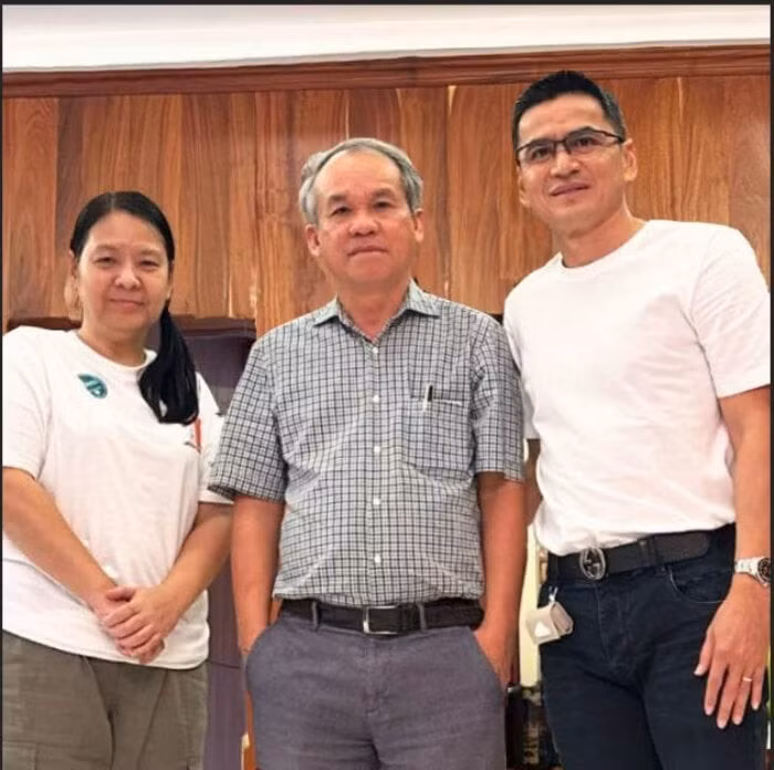 HLV Kiatisak đăng hình gặp bầu Đức.