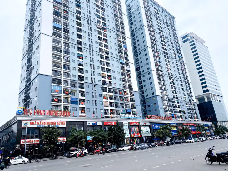 Các chung cư dọc đường Trần Hưng Đạo (TP Hạ Long) đều thiếu bãi đỗ xe.
