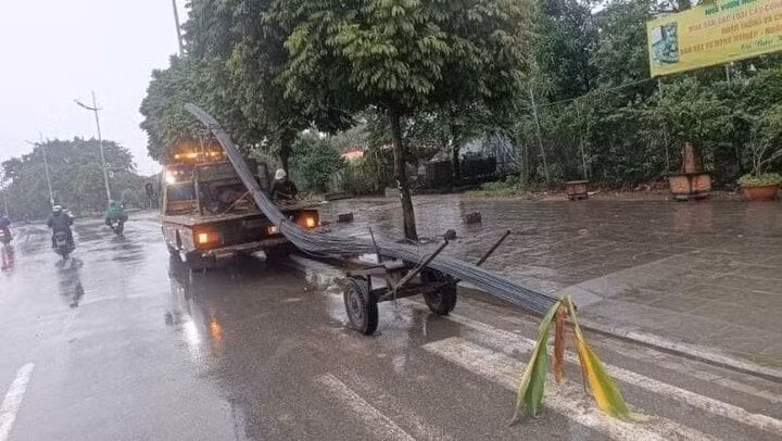 Chiếc xe chở sắt trong vụ tai nạn.