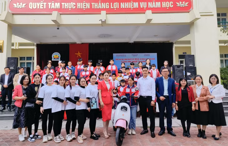 Hội Bảo trợ NKT&amp;TMC tỉnh cùng các đơn vị hảo tâm trao tặng quà Tết cho các học sinh hoàn cảnh khó khăn tại TX Đông Triều, tháng 1/2024. Ảnh: Dương Trường
