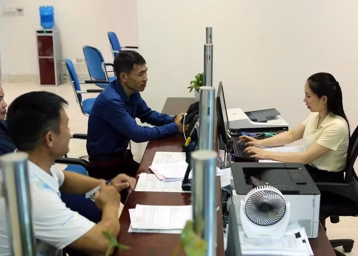 Người dân đến làm thủ tục hành chính tại khu vực của Sở Tài Nguyên và Môi trường ở Trung tâm hành chính công tỉnh Lai Châu.( Ảnh: Quý Trung/TTXVN)