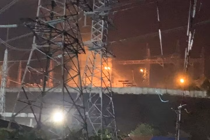 Trạm biến áp AT 2 Hoà Bình bị cháy tối 17/1. (Ảnh: M.N.)