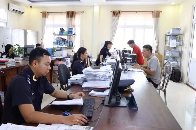 Bộ phận 1 cửa Chi Cục Hải quan Khu công nghiệp Trảng Bàng hỗ trợ doanh nghiệp sử dụng hệ thống dịch vụ công trực tuyến. (Ảnh: Thanh Tân/TTXVN)