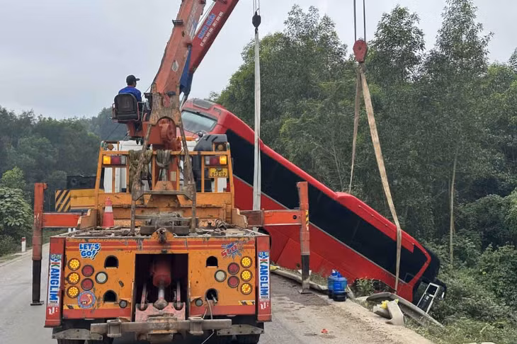 Xe khách mất lái suýt lật bên lề đường, 30 hành khách hú vía ảnh 1