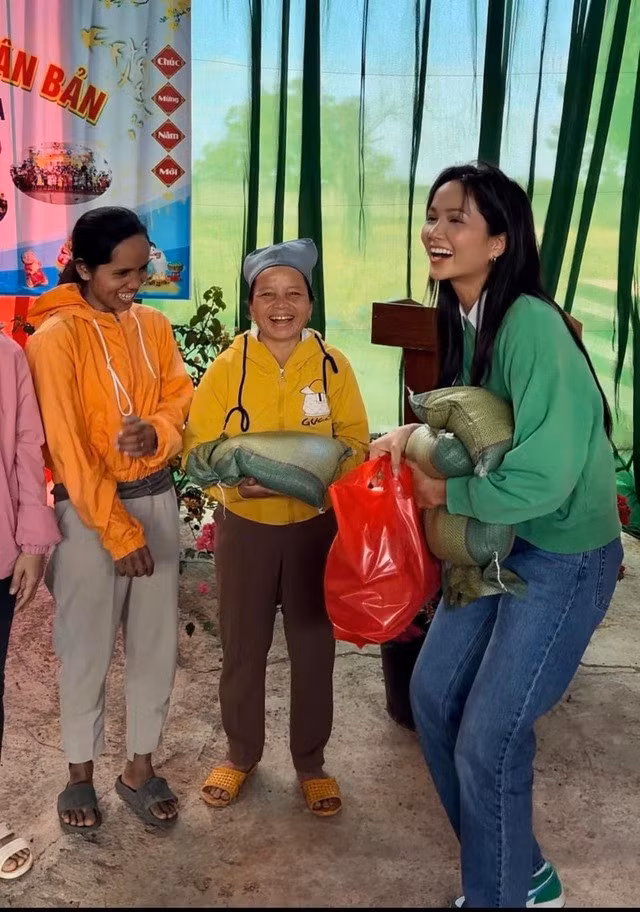 H'Hen Niê có chuyến thiện nguyện cuối năm