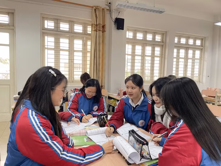 Đỗ Hà Linh, lớp 12 chuyên Tiếng Trung (thứ 3 từ phải sang) đoạt giải Nhất tại Kỳ thi chọn học sinh giỏi quốc gia năm nay.