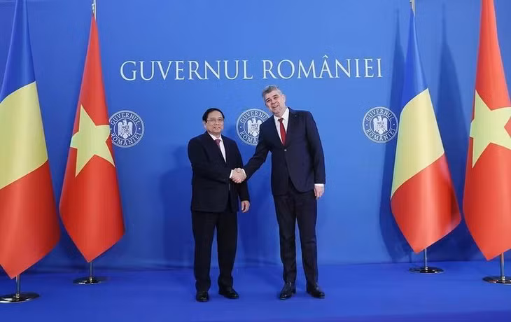Thủ tướng Phạm Minh Chính và Thủ tướng Romania Ion-Marcel Ciolacu họp báo. (Ảnh: Dương Giang/TTXVN)
