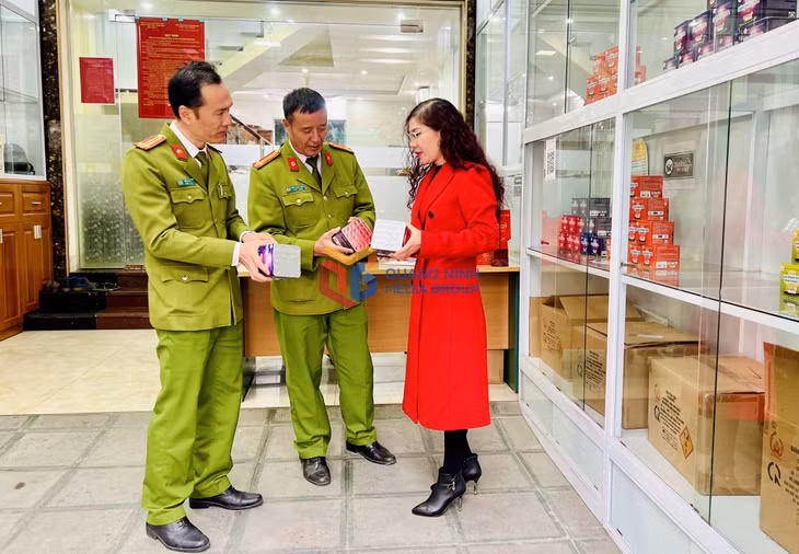 Phòng Cảnh sát quản lý hành chính về trật tự xã hội (Công an tỉnh) phối hợp với Công an TP Hạ Long kiểm tra một cửa hàng giới thiệu và bán sản phẩm pháo hoa của công ty Z21 trên địa bàn.