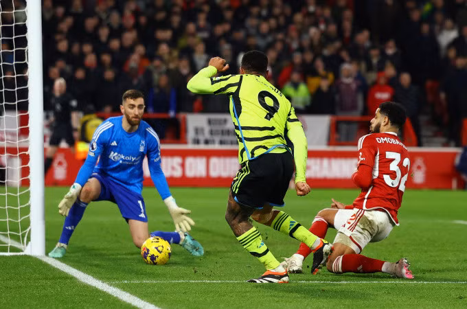 Tiền đạo Gabriel Jesus (số 9) ghi bàn mở tỷ số trận Arsenal hạ Nottingham Forest 2-1 ở vòng 22 Ngoại hạng Anh trên sân City Ground ngày 30/1. Ảnh: Reuters