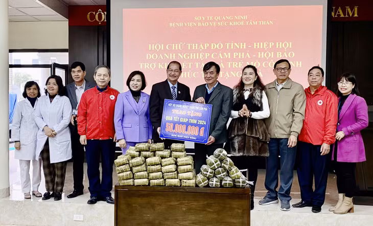 Lãnh đạo Hội Chữ thập đỏ tỉnh; Hội Bảo trợ NKT-TMC tỉnh; Thành ủy Cẩm Phả và Hiệp hội doanh nghiệp TP Cẩm Phả chúc Tết tặng quà cho Bệnh viện Bảo vệ sức khỏe tâm thần Quảng Ninh.