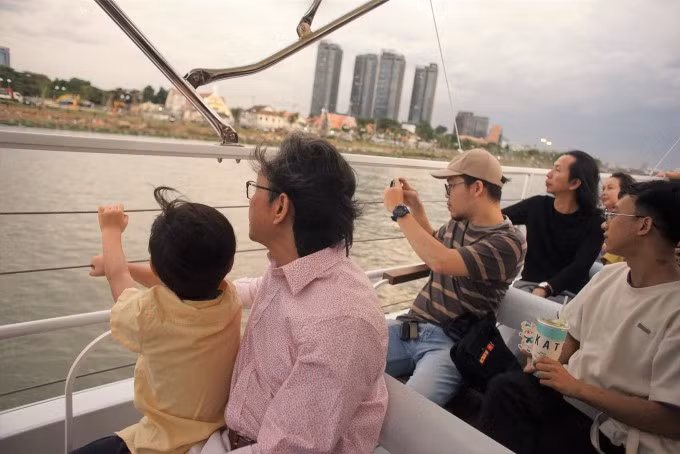 Du khách trải nghiệm ngắm cảnh cảnh sông Sài Gòn trên buýt sông hai tầng, tháng 12/2023. Ảnh: Bích Phương