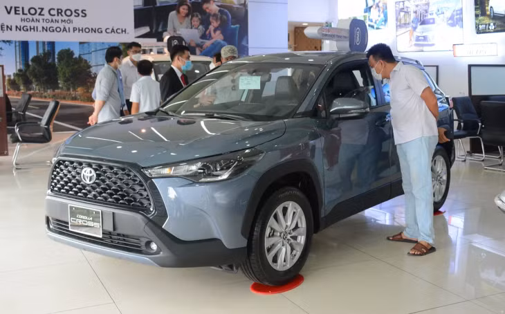 Tương tự Vios, Toyota Corolla Cross không còn duy trì được phong độ tăng trưởng doanh số như năm 2022. Sự xuất hiện của hàng loạt đối thủ cạnh tranh cùng với trở ngại về nguồn cung khiến doanh số Toyota Corolla Cross chỉ đạt 10.485 xe trong năm 2023, giảm gần 11.000 xe so với năm 2022. Mẫu xe này tiếp tục được Toyota nhập khẩu từ Thái Lan.