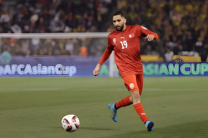 Hazza Ali Ateeq Mubarak của đội tuyển Bahrain.
