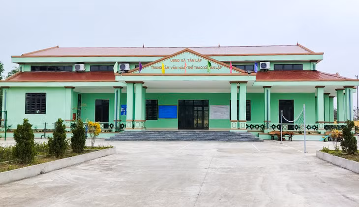Trung tâm văn hóa, thể thao xã Tân Lập (huyện Đầm Hà) là công trình được gắn biển chào mừng 60 năm thành lập tỉnh, 75 năm thành lập chi bộ Đảng đầu tiên của huyện Đầm Hà.