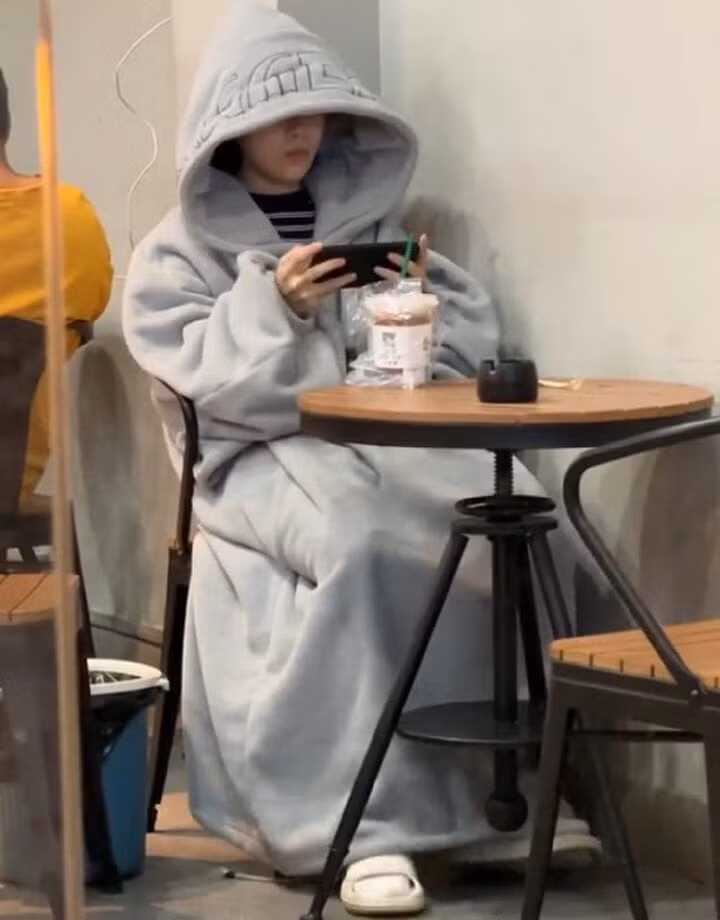 Kiểu áo hoodie khổng lồ đang "cháy hàng" vì chống rét quá hiệu quả. (Ảnh: Pinterest)