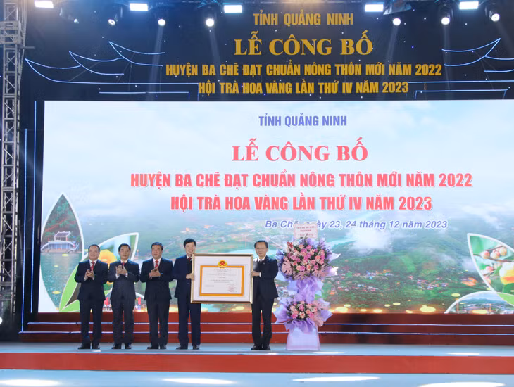 Ba Chẽ đón nhận Quyết định huyện đạt chuẩn nông thôn mới.