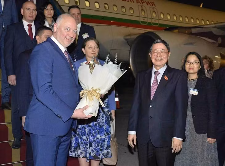Phó Chủ tịch Quốc hội Nguyễn Đức Hải đón Chủ tịch Quốc hội Bulgaria Rossen Jeliazkov tại Sân bay Quốc tế Nội Bài, Hà Nội. (Ảnh: Minh Đức/TTXVN)