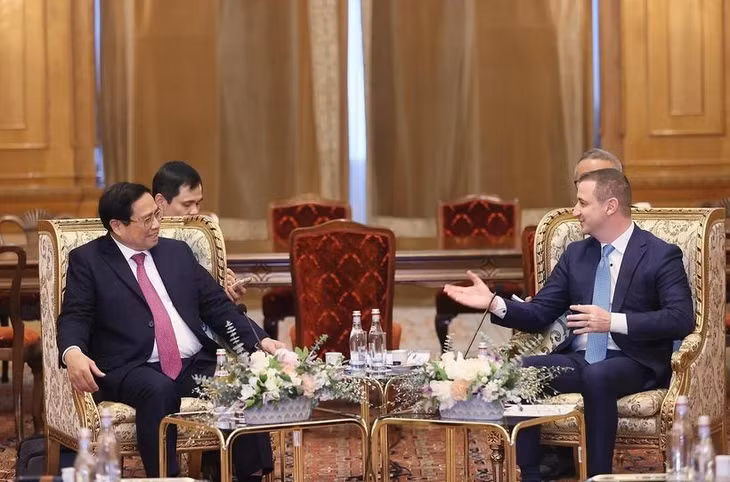 Thủ tướng Phạm Minh Chính hội kiến Chủ tịch Hạ viện Romania Alfred Simonis. (Ảnh: Dương Giang/TTXVN)