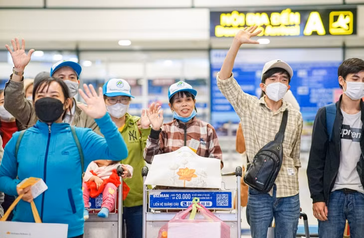 Hàng không tặng vé máy bay miễn phí cho người lao động về quê ăn Tết.