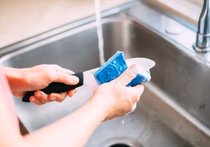 Cần tránh một số sai lầm khi vệ sinh dao trong nhà bếp. (Ảnh: Pinterest)