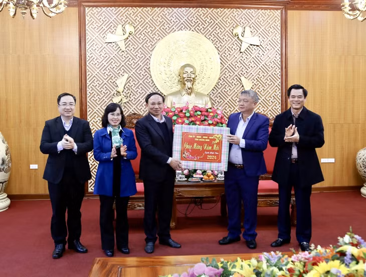Tỉnh Quảng Ninh thăm, chúc Tết Bộ Tư lệnh Quân khu 3.