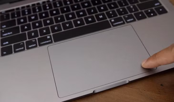 Làm quen phím tắt và cử chỉ chuột. Nếu chuyển từ Windows sang macOS, một số phím tắt như sao chép, dán nội dung khá tương đồng, chỉ thay phím Control bằng Command. Ngoài ra, nếu sử dụng trackpad hoặc chuột Magic Mouse, người dùng có thể làm quen các cử chỉ để cuộn, chuyển desktop hoặc các cửa sổ. Hướng dẫn cho từng cử chỉ chuột có thể xem trong System Settings > Trackpad. Ảnh: 9to5Mac.