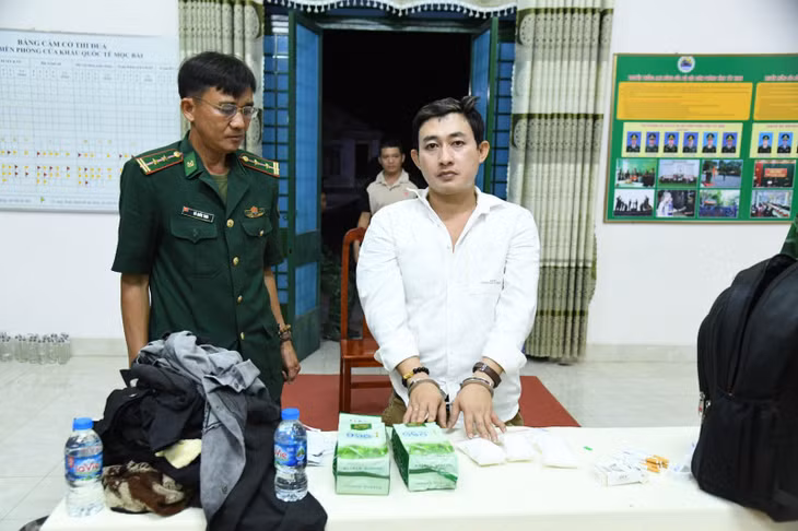 Hiếu cùng tang vật.