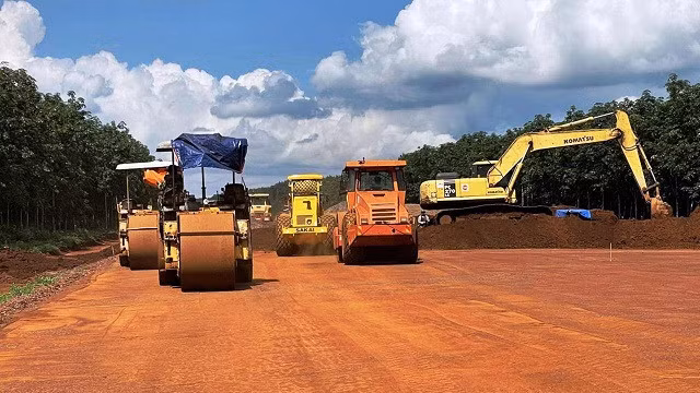 Tiếp tục phát huy tinh thần trách nhiệm cao nhất, đẩy nhanh tiến độ đầu tư xây dựng các dự án, công trình hạ tầng giao thông