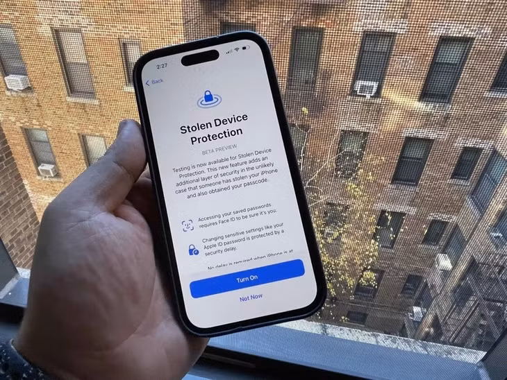 Tính năng Stolen Device Protection tạo ra lớp bảo mật thứ hai, khiến kẻ trộm khó sử dụng mật mã hơn. Ảnh; CNBC.