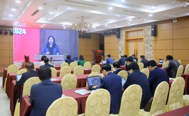 Các báo cáo viên nghe lãnh đạo Bộ Ngoại giao thông tin chuyên đề “Tổng quan tình hình thế giới, hoạt động đối ngoại của Đảng, Nhà nước năm 2023; dự báo tình hình thế giới và nhiệm vụ công tác đối ngoại năm 2024”.