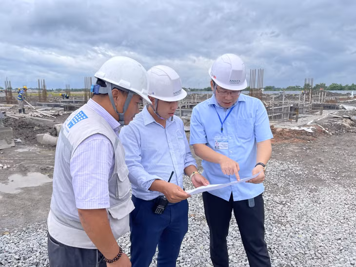 Lãnh đạo Trung tâm Phát triển Quỹ đất TX Quảng Yên kiểm tra tiến độ xây dựng tại KCN trên địa bàn thị xã.