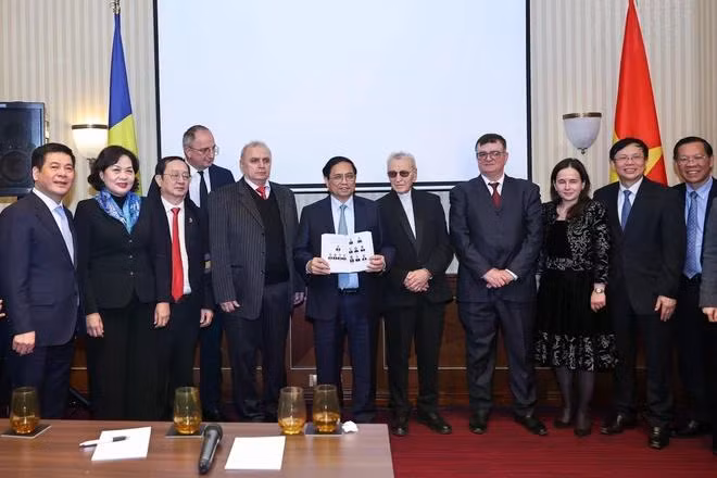 Thủ tướng Phạm Minh Chính với đại diện các Hội đoàn và bạn bè hữu nghị Romania. (Ảnh: Dương Giang/TTXVN)