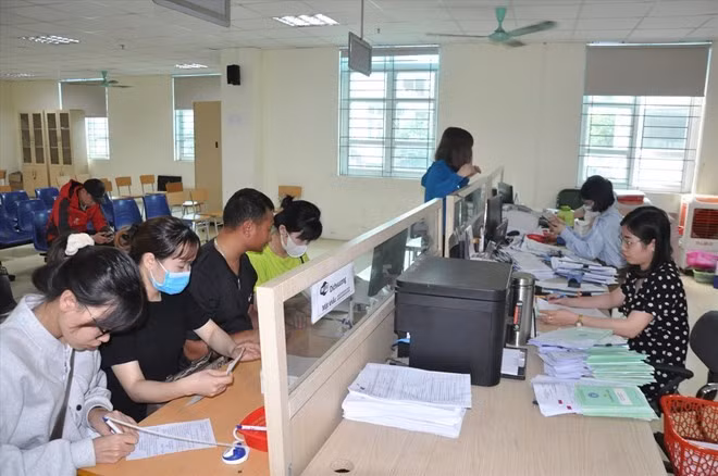 Người lao động làm thủ tục hưởng trợ cấp thất nghiệp. Ảnh: Bảo Hân