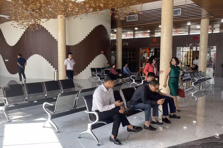 Du khách qua Bến cảng cao cấp Ao Tiên - cảng khách chuyên dùng đầu tiên của huyện. Ảnh: Đỗ Phương