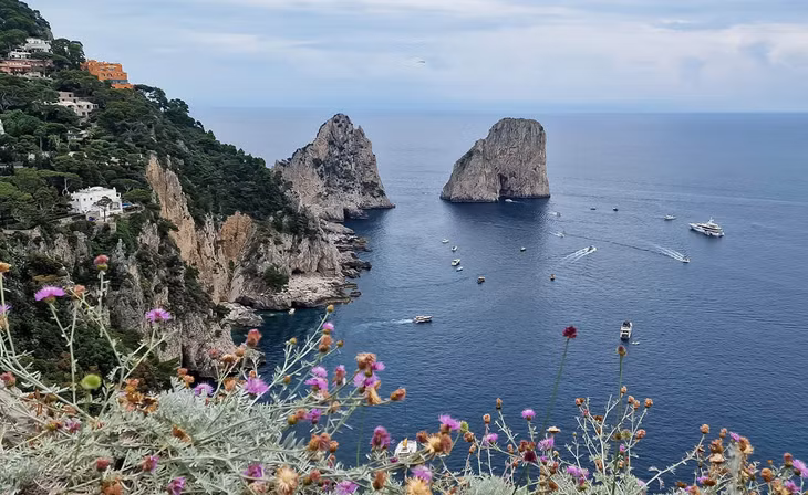 Capri còn được biết đến là hòn đảo nghỉ dưỡng cao cấp, nơi lui tới yêu thích của giới thượng lưu châu Âu. Ảnh: Nguyễn Tất Thịnh
