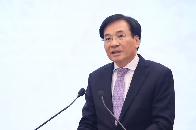 Bộ trưởng Trần Văn Sơn thông tin với báo chí về Hội nghị trực tuyến toàn quốc tổng kết công tác năm 2023, triển khai công tác năm 2024 của Chính phủ và chính quyền địa phương - Ảnh: VGP/Nhật Bắc
