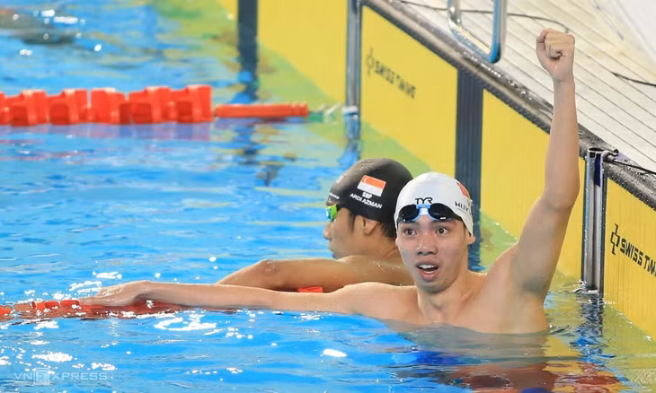 Huy Hoàng ăn mừng sau khi cán đích đầu tiên ở chung kết 400m nam SEA Games 31 chiều 16/5/2022. Ảnh: Lâm Thỏa.