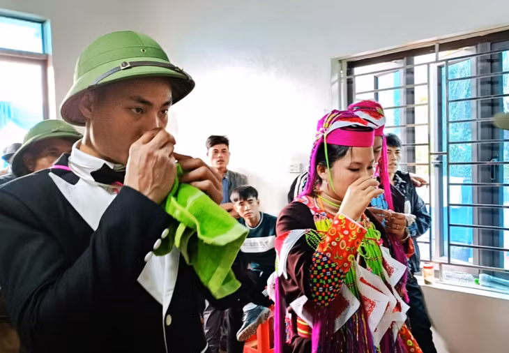 Làm lễ xua đuổi tà ma xong, thầy cúng dùng phép biến hoá hai chén rượu trong mâm lễ thành hai chén rượu kết duyên để dành cho cô dâu và chú rể uống, chứng tỏ họ đã được kết duyên vợ chồng trăm năm hạnh phúc.jpg	