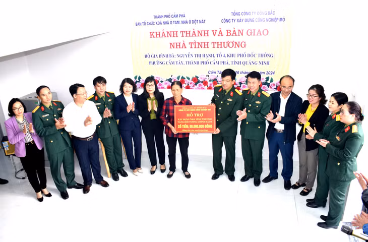 Công ty (Tổng Công ty Đông Bắc) trao tiền hỗ trợ cho gia đình bà Hạnh