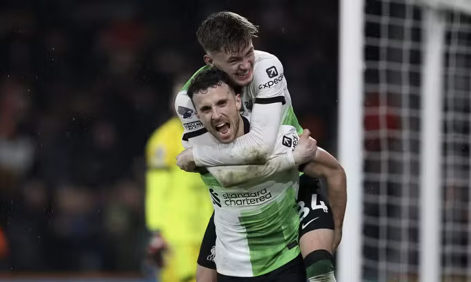 Diogo Jota cũng hậu vệ Conor Bradley mừng bàn của Liverpool trước Bournemouth trên sân Vitality, hạt Dorset, vòng 21 Ngoại hạng Anh ngày 21/1/2024. Ảnh: REX