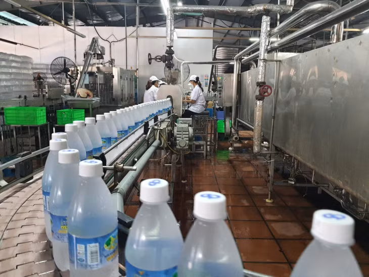 Dây chuyền sản xuất nước khoáng thiên nhiên Quang Hanh bổ sung ga của Công ty TNHH MTV Nước khoáng Công đoàn Quang Hanh. Ảnh Công ty cung cấp