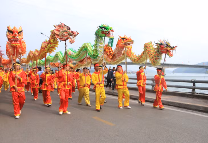 Biểu diễn múa rồng tại lễ hội đền Cửa Ông (TP Cẩm Phả) năm 2023.